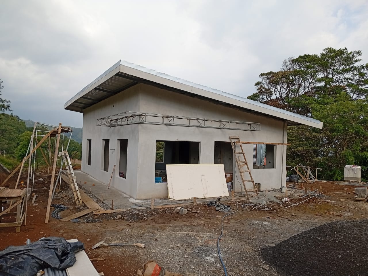 Estructura casí terminada con paredes repelladas y techo ya colocado
